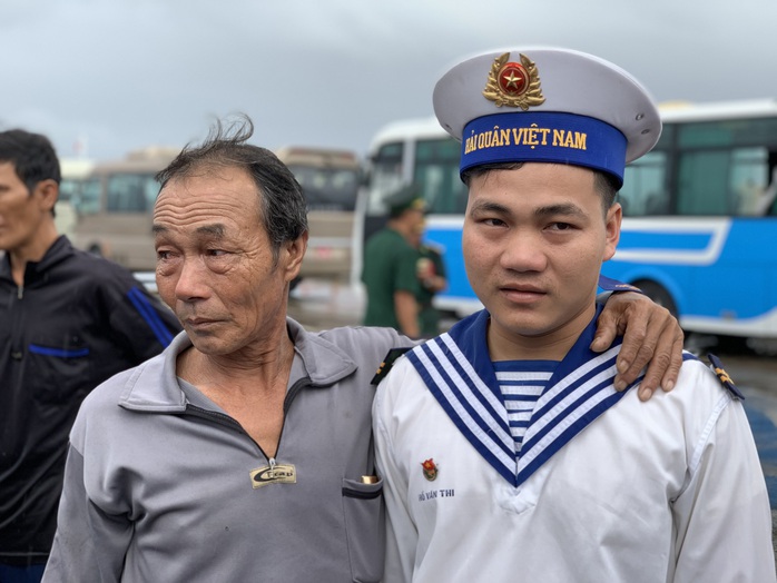 Rơi nước mắt cha con ngư dân Bình Định trùng phùng sau bão số 9 - Ảnh 8.