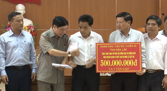 TP Đà Nẵng và Tỉnh Đắk Lắk cứu trợ người dân bão lụt miền Trung - Ảnh 3.