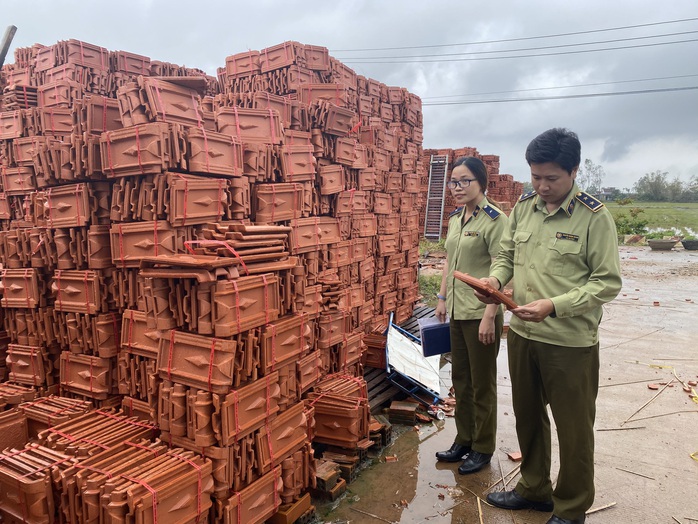 Sau bão, hàng ngàn người Quảng Ngãi chen lấn đi mua ngói - Ảnh 7.