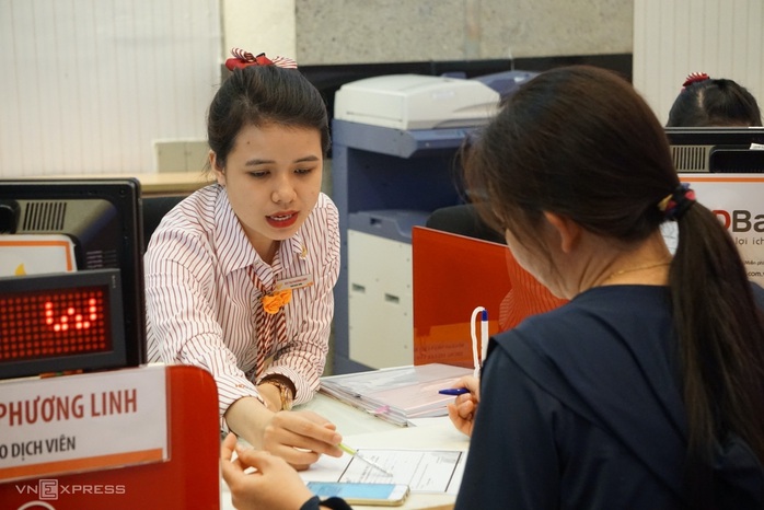Người gửi tiền làm gì khi lãi suất giảm? - Ảnh 1. Người gửi tiền làm gì khi lãi suất giảm? - Ảnh 1.