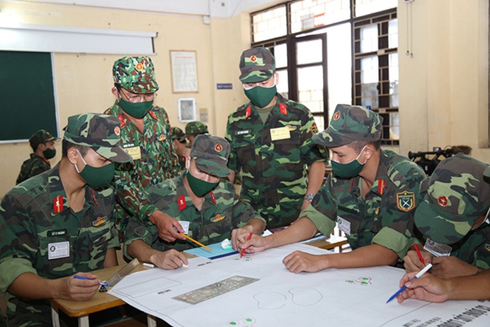 Điểm trúng tuyển vào trường quân đội tăng cao - Ảnh 1.