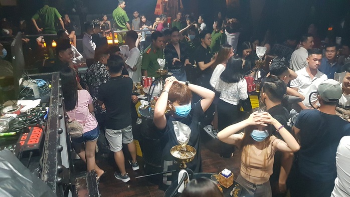 Công an Cần Thơ kiểm tra quán bar có 32 cô gái uống bia, hút shisha - Ảnh 1.