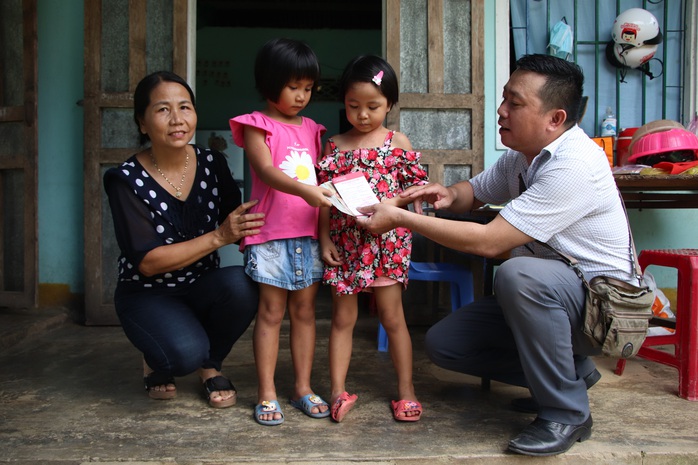 Báo Người Lao Động trao hơn 143,6 triệu đồng cho 2 cháu bé mồ côi ở Quảng Nam - Ảnh 3.
