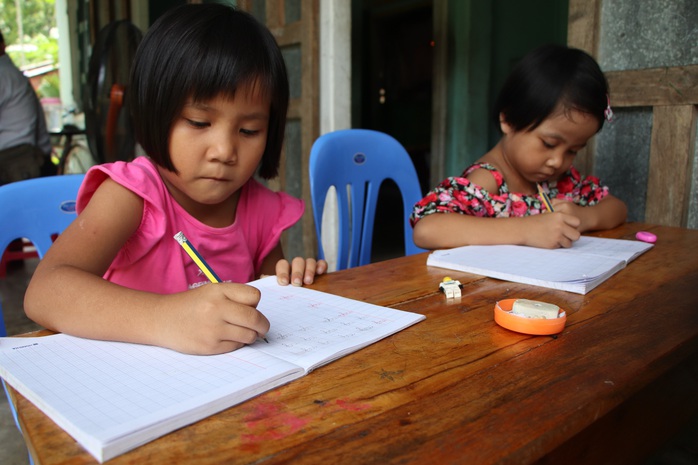 Báo Người Lao Động trao hơn 143,6 triệu đồng cho 2 cháu bé mồ côi ở Quảng Nam - Ảnh 6.