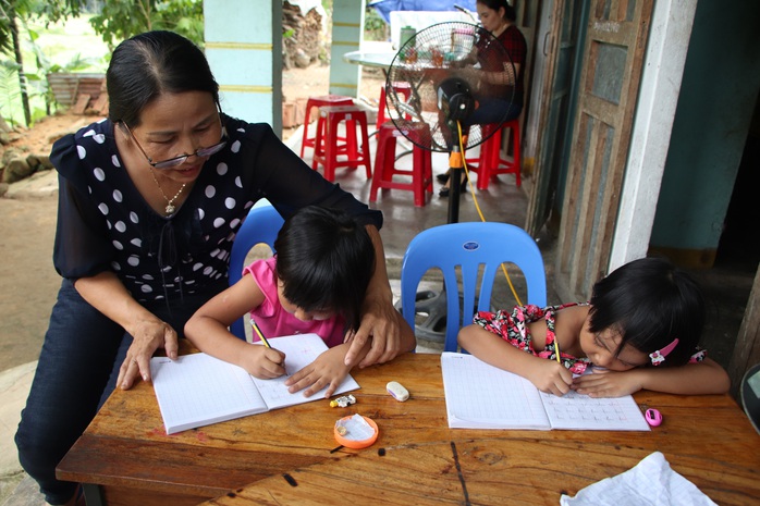 Báo Người Lao Động trao hơn 143,6 triệu đồng cho 2 cháu bé mồ côi ở Quảng Nam - Ảnh 7.