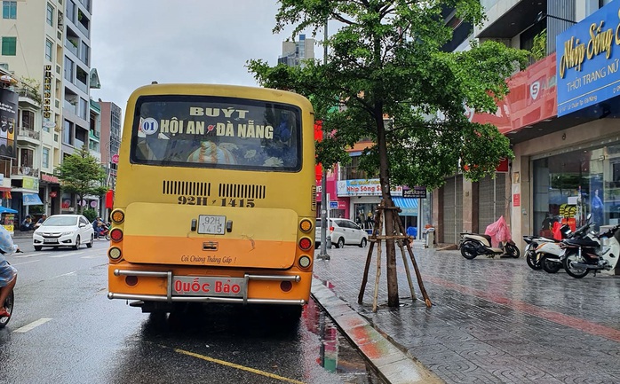 Bất chấp lệnh cấm, xe buýt liên tỉnh vẫn vô tư dạo phố Đà Nẵng - Ảnh 2. Bất chấp lệnh cấm, tỷ lệ bóng đá kèo nhà cái buýt liên tỉnh vẫn vô tư dạo phố Đà Nẵng - Ảnh 2.