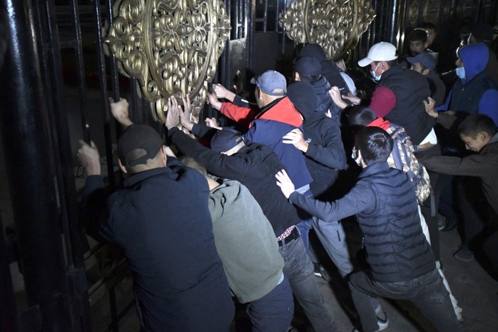 Người biểu tình lao vào tù phóng thích cựu tổng thống Kyrgyzstan - Ảnh 1.