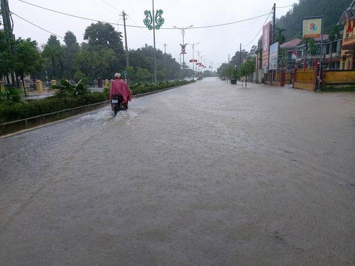 Quảng Trị: Mưa lớn, 2 người dân bị nước cuốn trôi mất tích - Ảnh 4.
