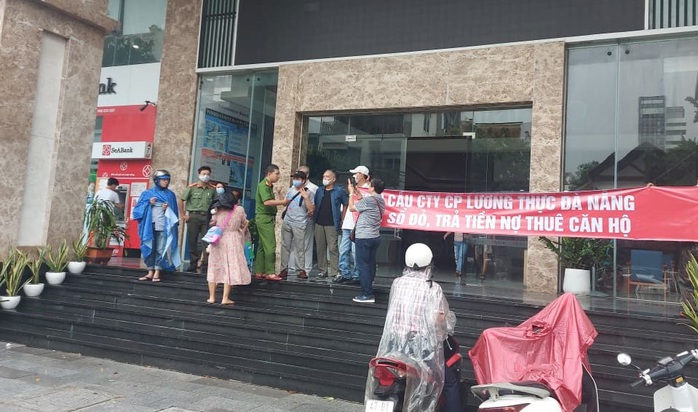Đà Nẵng: Dân đội mưa căng băng rôn,  đòi chủ đầu tư trả lại lối đi cho chung cư cao cấp - Ảnh 2.