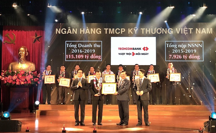 Techcombank được Bộ Tài chính vinh danh thành tích nộp thuế tiêu biểu, xuất sắc toàn quốc - Ảnh 1. Techcombank được Bộ Tài chính vinh danh thành tích nộp thuế tiêu biểu, xuất sắc toàn quốc - Ảnh 1.