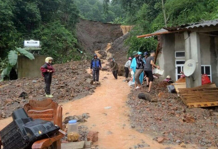 Đi cho heo ăn, một người đàn ông ở Lào Cai bị lũ cuốn tử vong - Ảnh 1.