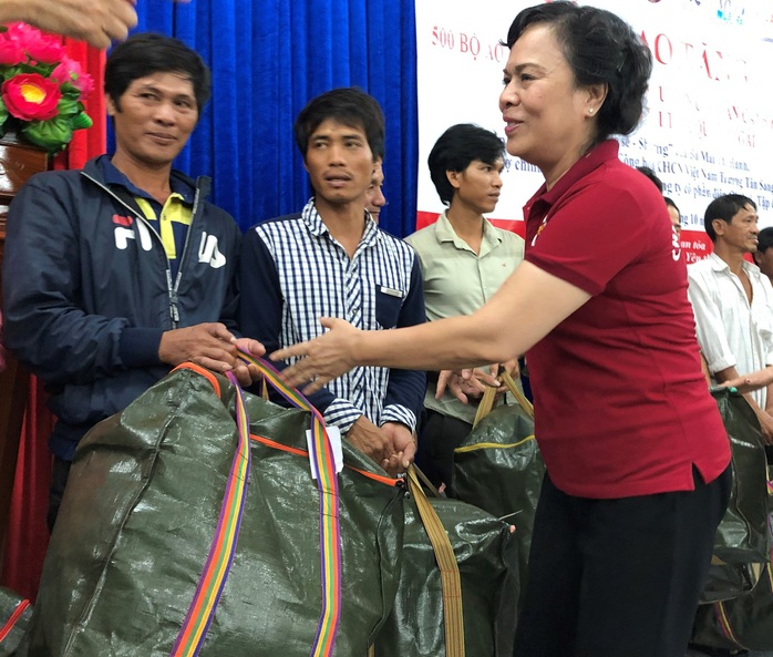 Phu nhân nguyên Chủ tịch nước Trương Tấn Sang trao tặng 500 bộ áo phao cho ngư dân Quảng Ngãi - Ảnh 1.