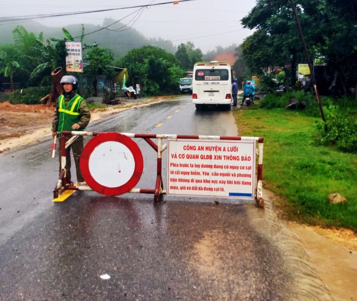 Thừa Thiên – Huế: Mưa lớn khiến đường lên huyện miền núi bị ách tắc - Ảnh 2.