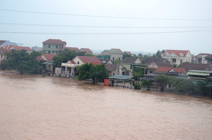 Hơn 100 nhà dân vùng rốn lũ Tân Hóa chìm trong biển nước - Ảnh 5.