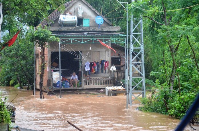 Hơn 100 nhà dân vùng rốn lũ Tân Hóa chìm trong biển nước - Ảnh 2.