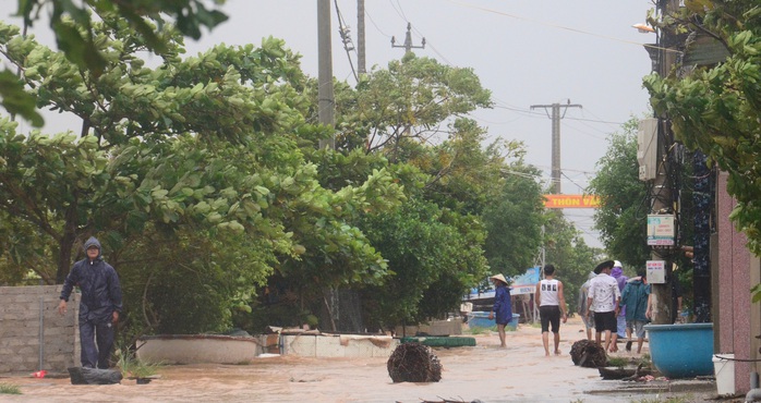 Hơn 100 nhà dân vùng rốn lũ Tân Hóa chìm trong biển nước - Ảnh 4.
