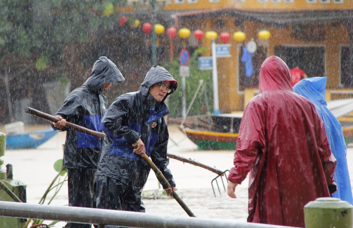 Nước sông Hoài lên nhanh gây ngập nặng, người Hội An hối hả chạy lũ - Ảnh 7.