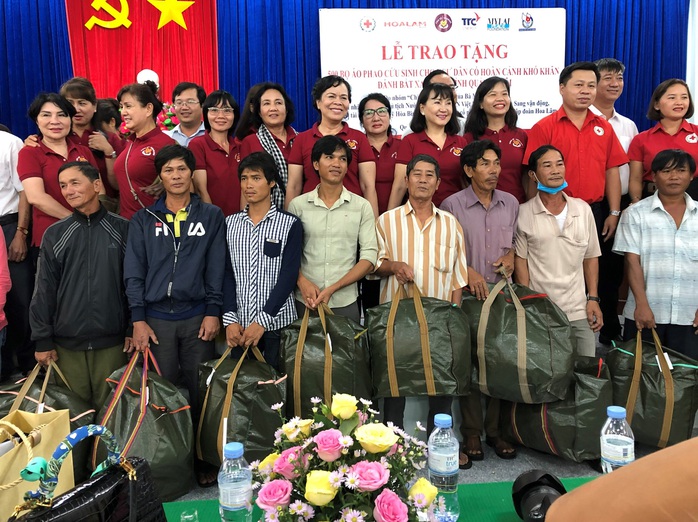 Phu nhân nguyên Chủ tịch nước Trương Tấn Sang trao tặng 500 bộ áo phao cho ngư dân Quảng Ngãi - Ảnh 2.