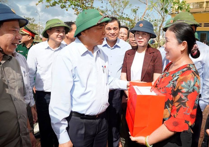 Thủ tướng Chính phủ thị sát, thăm hỏi người dân vùng bão lũ Quảng Ngãi - Ảnh 4.
