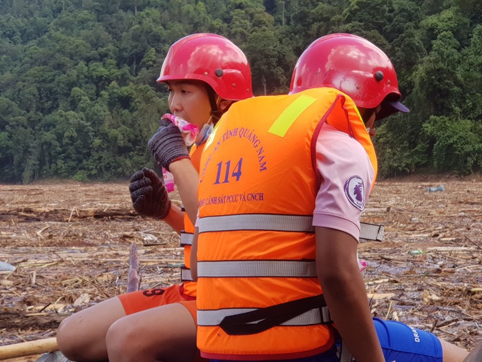 Sạt lở Trà Leng: Tạm ngưng tìm kiếm nạn nhân bằng đường thủy - Ảnh 4.