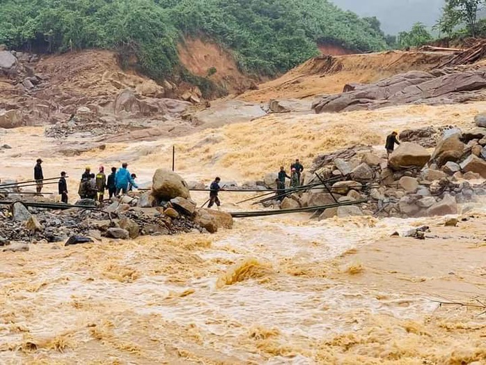 Thông tin mới nhất về vụ sạt lở khiến 13 người mất tích ở Phước Lộc - Ảnh 1.