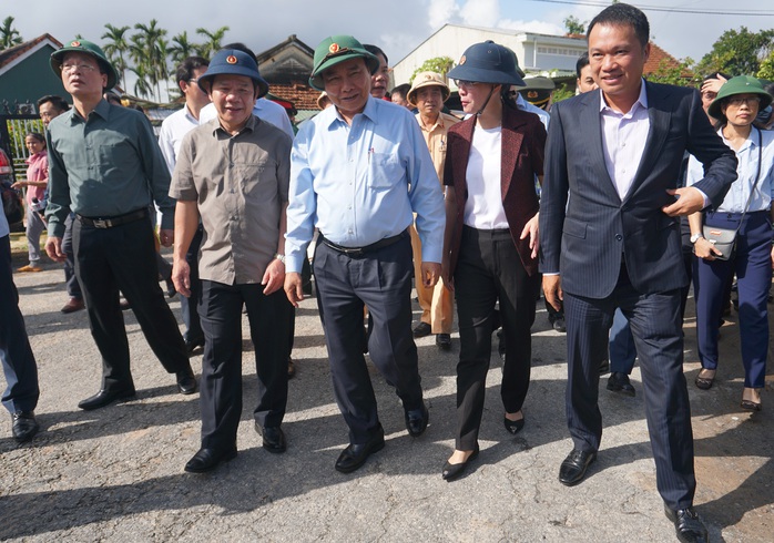 Thủ tướng Chính phủ thị sát, thăm hỏi người dân vùng bão lũ Quảng Ngãi - Ảnh 1.