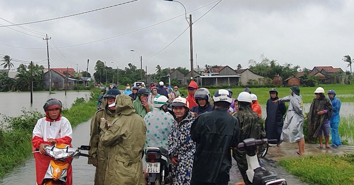 Phú Yên: Vội vã chạy lũ sau bão số 12 - Ảnh 1.