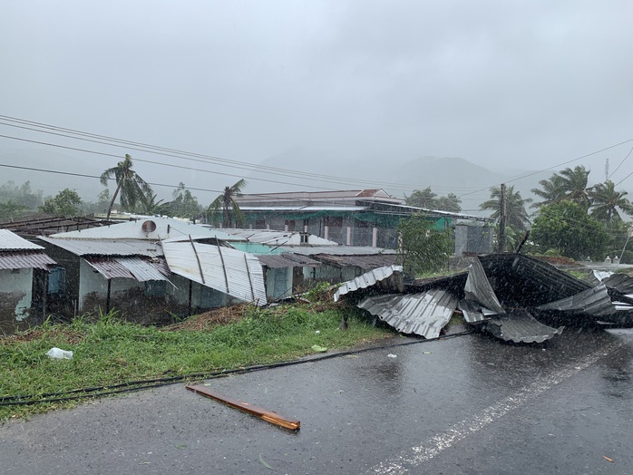 Khánh Hòa: Thiệt hại ban đầu do bão số 12 - Ảnh 10.