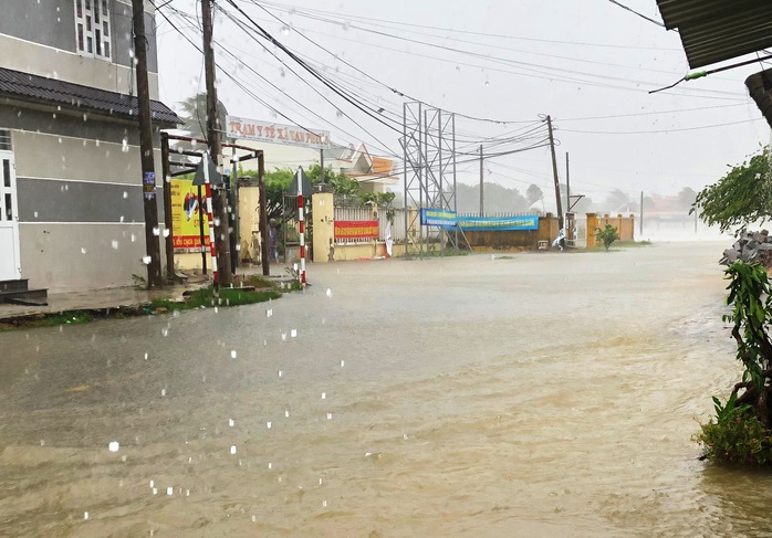 Khánh Hòa: Thiệt hại ban đầu do bão số 12 - Ảnh 4.