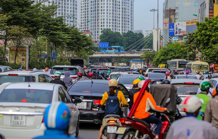 Hà Nội: Chôn chân trên tuyến đường vành đai 2 gần 9.500 tỉ đồng vừa thông xe - Ảnh 2.