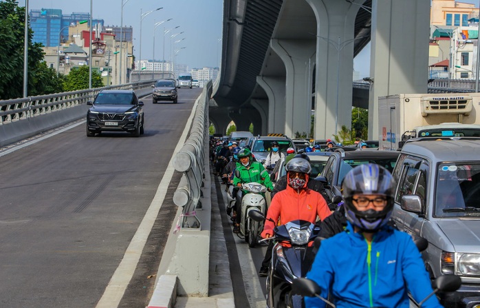 Hà Nội: Chôn chân trên tuyến đường vành đai 2 gần 9.500 tỉ đồng vừa thông xe - Ảnh 3.