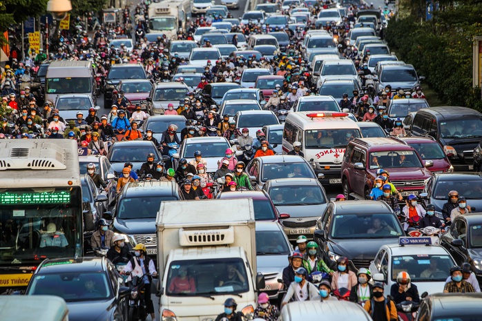 Hà Nội: Chôn chân trên tuyến đường vành đai 2 gần 9.500 tỉ đồng vừa thông xe - Ảnh 6.