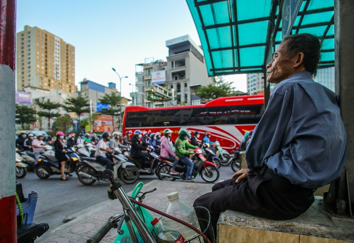 Hà Nội: Chôn chân trên tuyến đường vành đai 2 gần 9.500 tỉ đồng vừa thông xe - Ảnh 12.