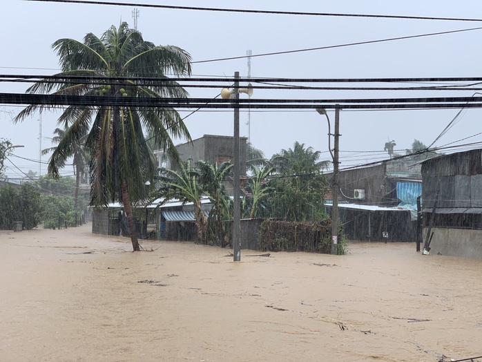 Khánh Hòa: Thiệt hại ban đầu do bão số 12 - Ảnh 8.