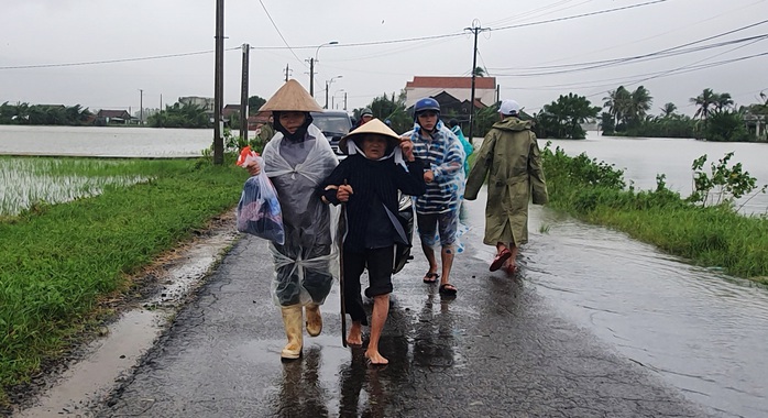 Phú Yên: Vội vã chạy lũ sau bão số 12 - Ảnh 4.