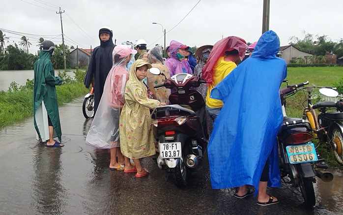 Phú Yên: Vội vã chạy lũ sau bão số 12 - Ảnh 7.