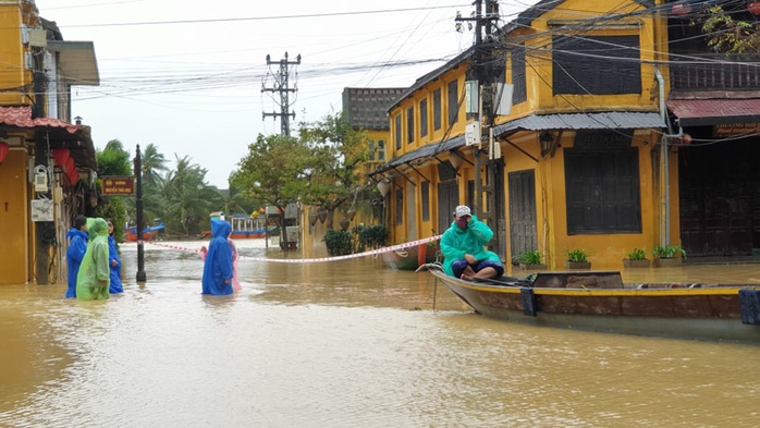 Quảng Nam mưa lớn, nước sông đang lên, nhiều thủy điện xả lũ - Ảnh 5.