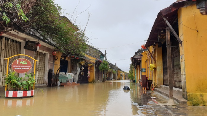 Quảng Nam mưa lớn, nước sông đang lên, nhiều thủy điện xả lũ - Ảnh 4.