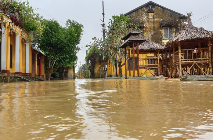 Quảng Nam mưa lớn, nước sông đang lên, nhiều thủy điện xả lũ - Ảnh 2.