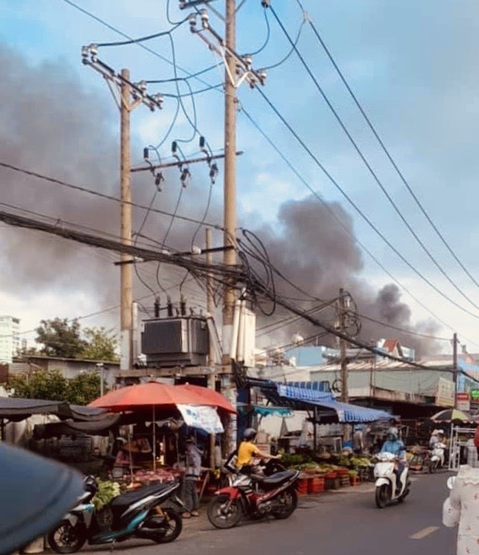 TP HCM: Hỏa hoạn sát chợ ở Tân Phú, nhiều người lo lắng - Ảnh 1.
