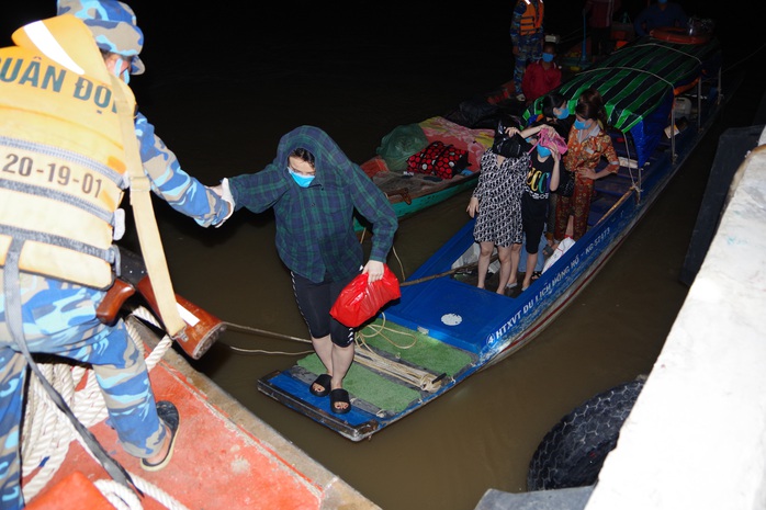 Bắt giữ 8 phụ nữ trốn cách ly khi từ Campuchia lén về Kiên Giang - Ảnh 1.