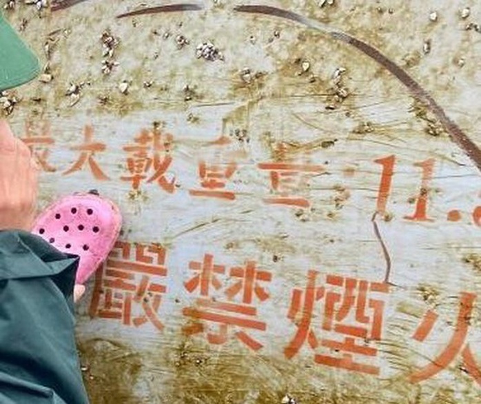 Nhiều vật thể lạ có chữ Trung Quốc trôi dạt trên biển Quảng Ngãi - Ảnh 2.
