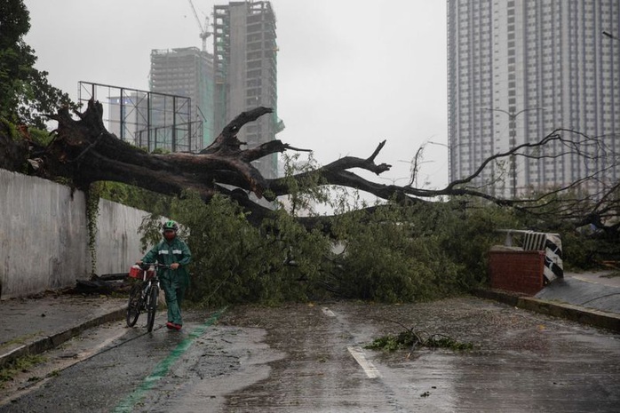 Bão Vamco sắp rời Philippines, hướng về Việt Nam - Ảnh 2.