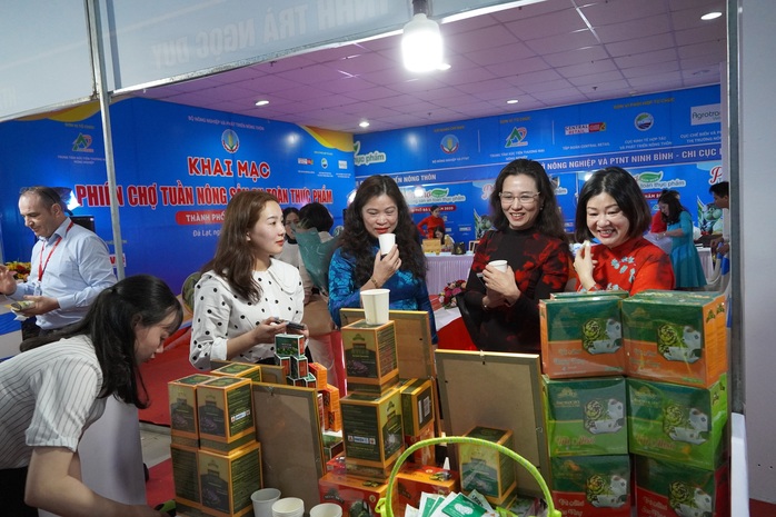 Đặc sản cam Cao Phong, gạo Séng Cù, miến đao Giới Phiên... lần đầu tiên có mặt ở Đà Lạt - Ảnh 2. Đặc sản cam Cao Phong, gạo Séng Cù, miến đao Giới Phiên... lần đầu tiên có mặt ở Đà Lạt - Ảnh 2.