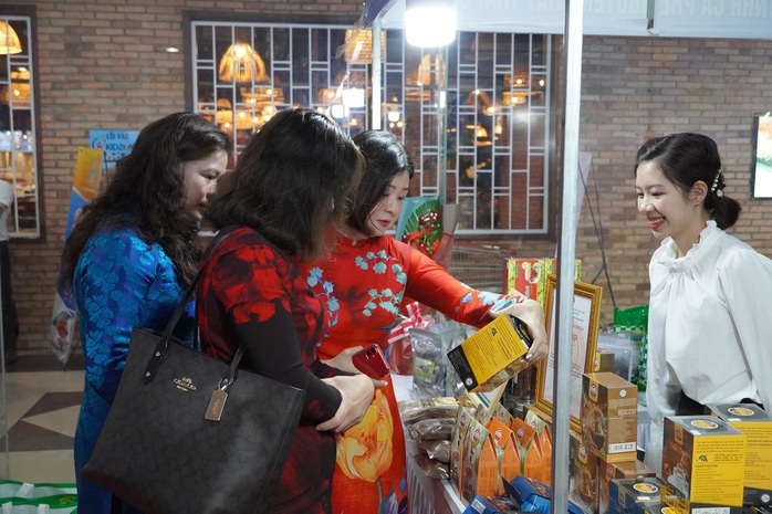 Đặc sản cam Cao Phong, gạo Séng Cù, miến đao Giới Phiên... lần đầu tiên có mặt ở Đà Lạt - Ảnh 1. Đặc sản cam Cao Phong, gạo Séng Cù, miến đao Giới Phiên... lần đầu tiên có mặt ở Đà Lạt - Ảnh 1.