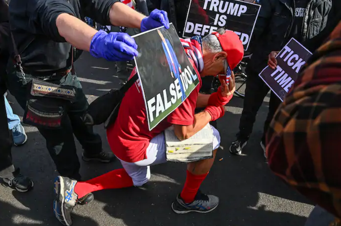 Người biểu tình ủng hộ và phản đối Tổng thống Donald Trump đối đầu gần Nhà Trắng - Ảnh 4.