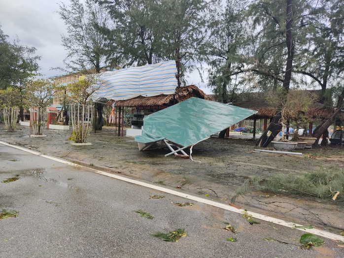 CLIP: Những thiệt hại ở Quảng Bình sau bão số 13 đi qua - Ảnh 15.