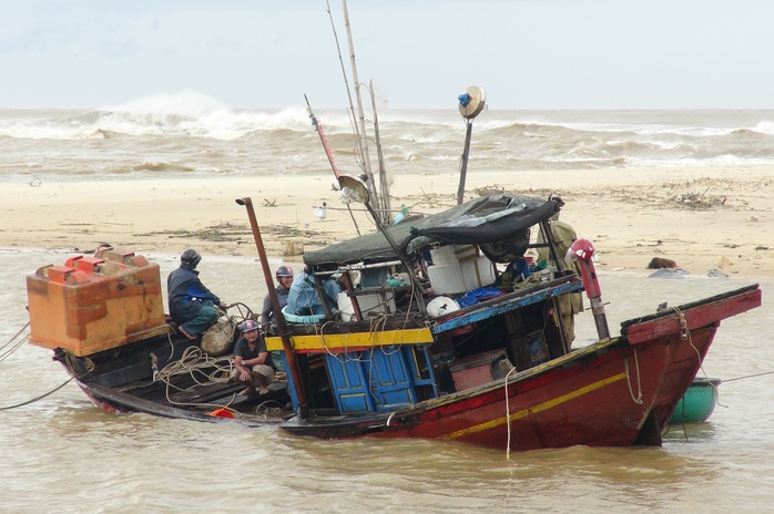 CLIP: Những thiệt hại ở Quảng Bình sau bão số 13 đi qua - Ảnh 2.