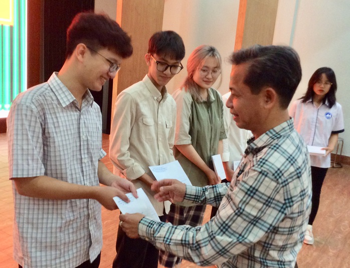 Trao học bổng tiếp sức cho sinh viên vùng lũ Quảng Bình  - Ảnh 1.