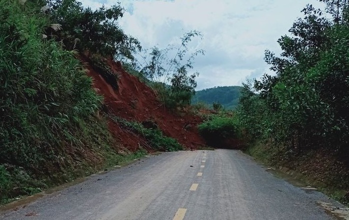 Trời nắng nhưng Nam Trà My vẫn lở núi, người đi xe máy suýt bị chôn vùi - Ảnh 2.